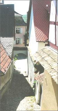 Schmale historische Gasse in Burkheim